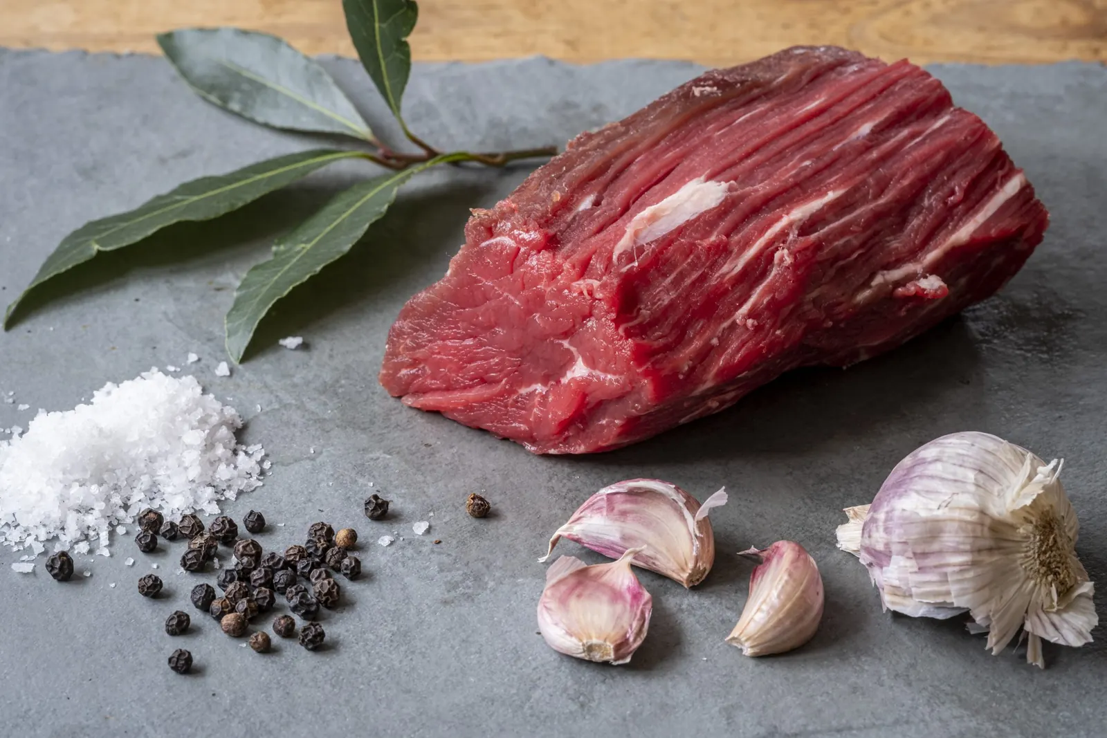Beef steak with garlic and bay leaves