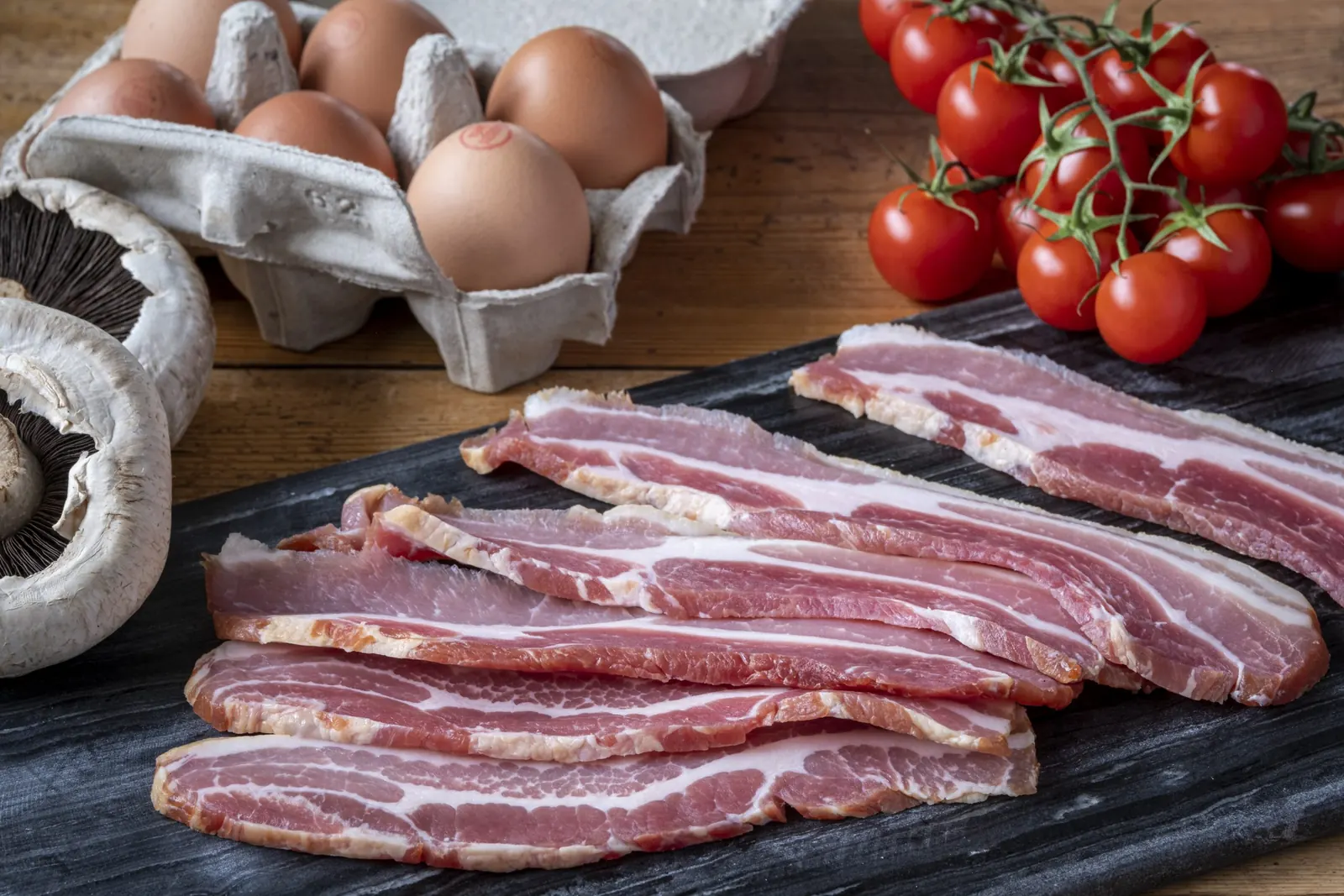 Rashers of bacon with eggs and tomatoes